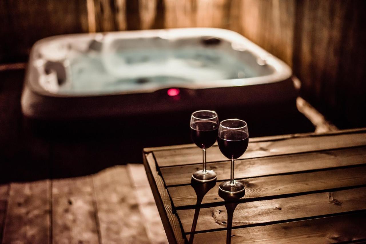 Black Bull Retreat, Barmston With Private Hot Tubs Driffield Exteriér fotografie